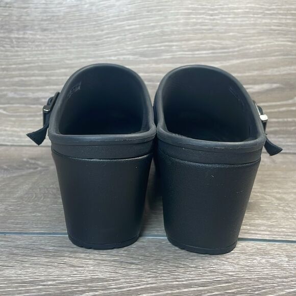 Crocs Sarah Black Rubber Women’s Sz 7 Slip On Buckle Strap Heeled Clogs Mules - Picture 4 of 11